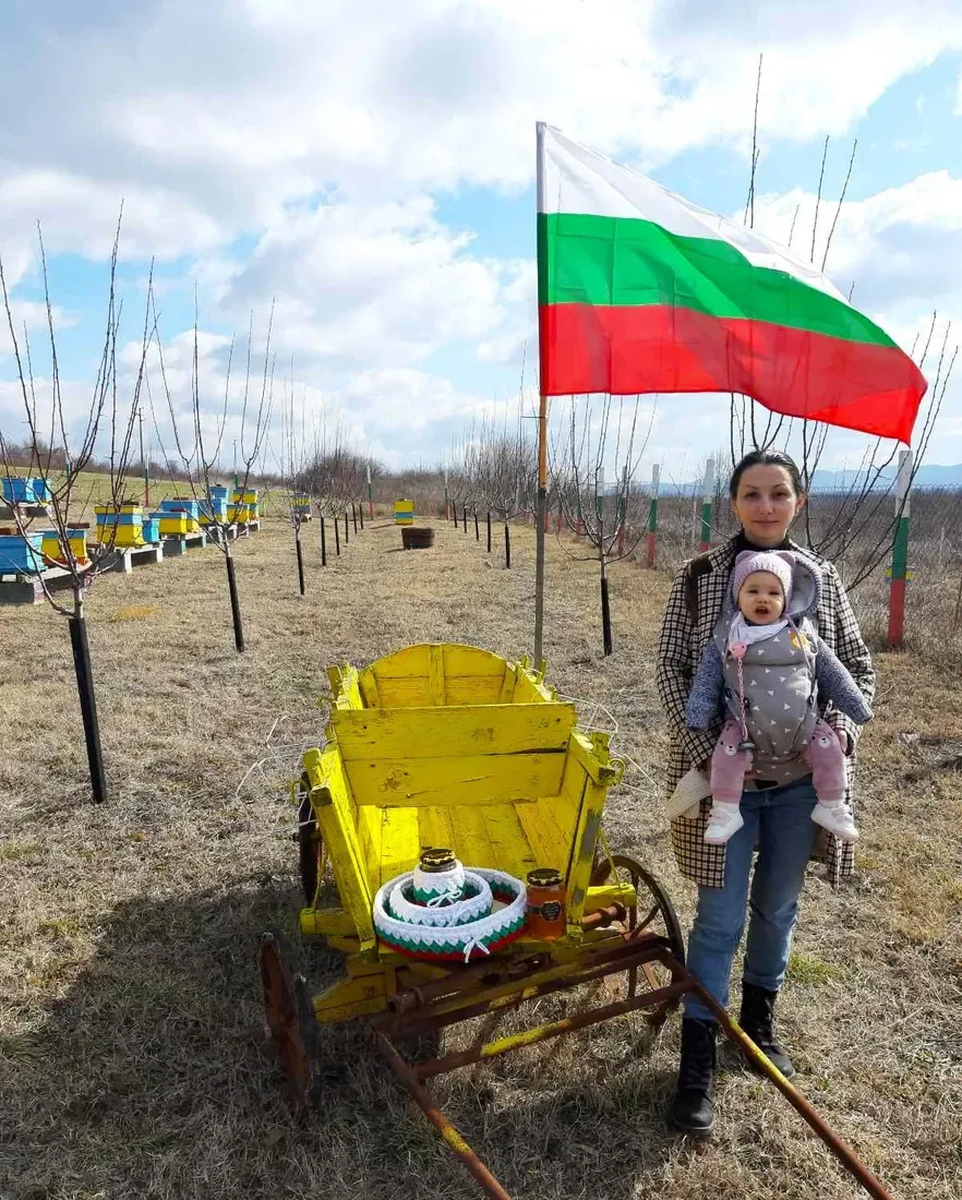 Цветомила с Анна в овощната градина